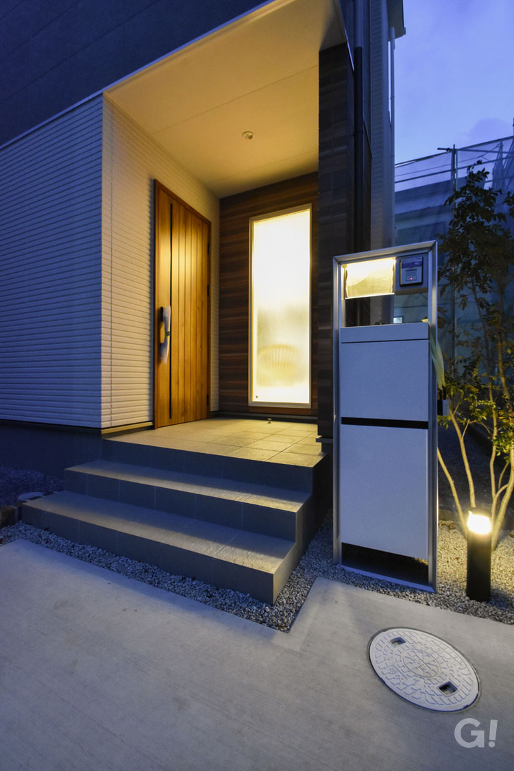 「夜に映える、美しいエントランス」