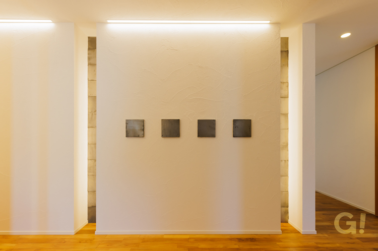 素材と光で魅せるエントランス