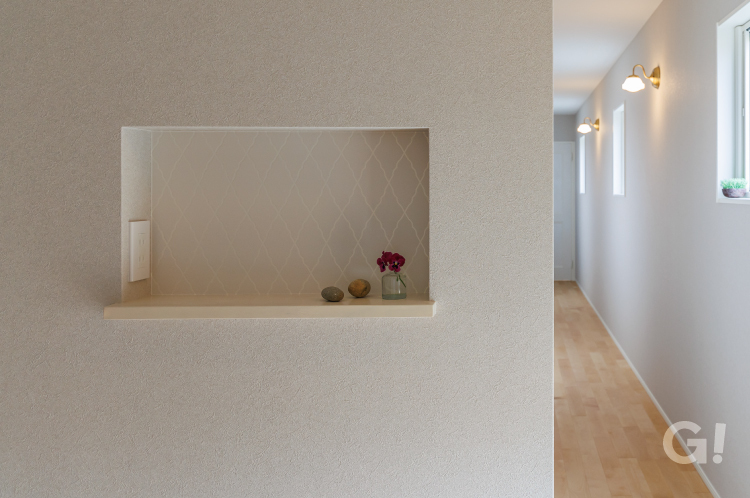 窓と照明で魅せる、ギャラリーのような廊下デザイン