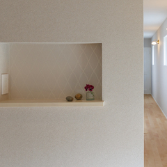 窓と照明で魅せる、ギャラリーのような廊下デザイン