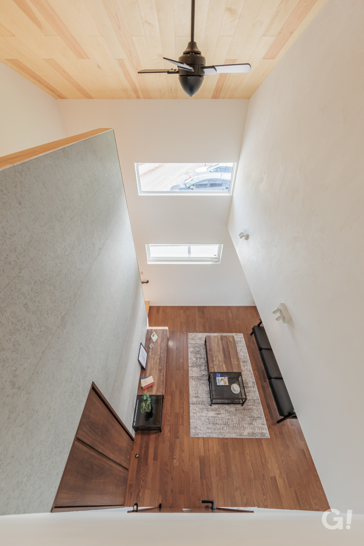 杉の勾配天井が魅せる上質なリビング