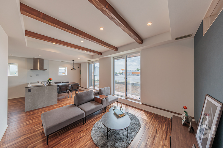 天井高の無垢化粧梁のあるリビング