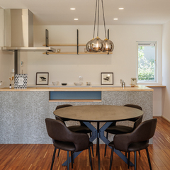 暮らしを彩る、魅せるニッチのあるキッチン