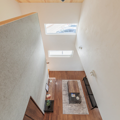 杉の勾配天井が魅せる上質なリビング