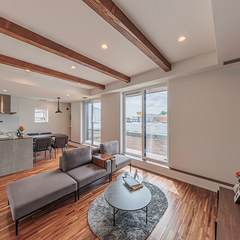 天井高の無垢化粧梁のあるリビング