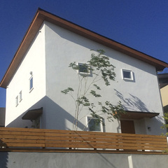 片流れ屋根の家