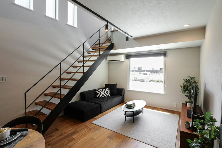 開放感を演出する鉄骨階段のリビング