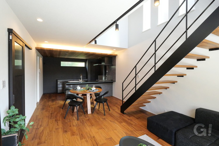 黒の鉄骨階段が描く、直線美と開放感。素材が響き合うモダンLDK