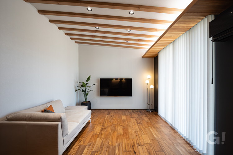 勾配天井と登り梁が織りなす、洗練されたモダンリビング