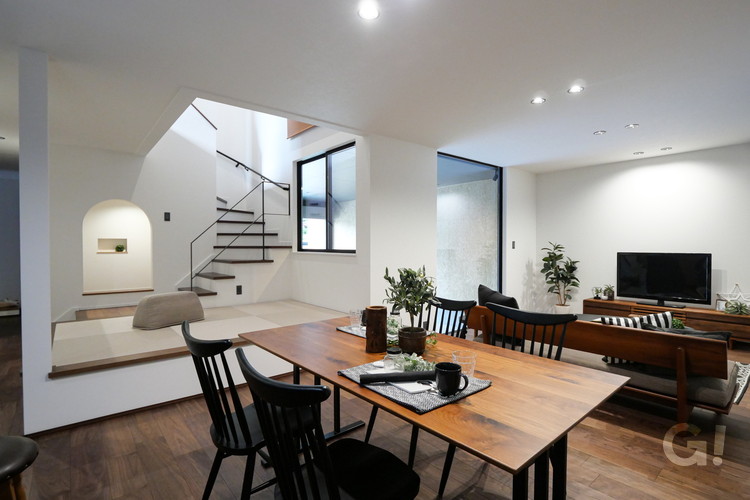 愛車を眺める贅沢なリビングのある家