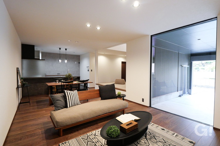 ガレージを眺められるモダンなLDK