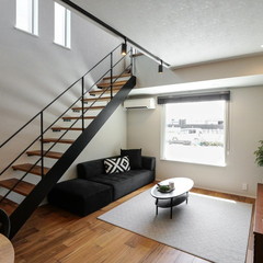 開放感を演出する鉄骨階段のリビング