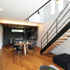 黒の鉄骨階段が描く、直線美と開放感。素材が響き合うモダンLDK