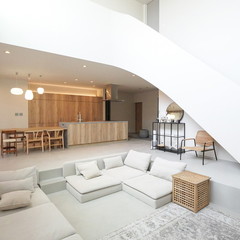 アール階段を中心とした「見せる空間設計」