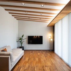 勾配天井と登り梁が織りなす、洗練されたモダンリビング