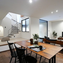 愛車を眺める贅沢なリビングのある家