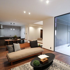 ガレージを眺められるモダンなLDK