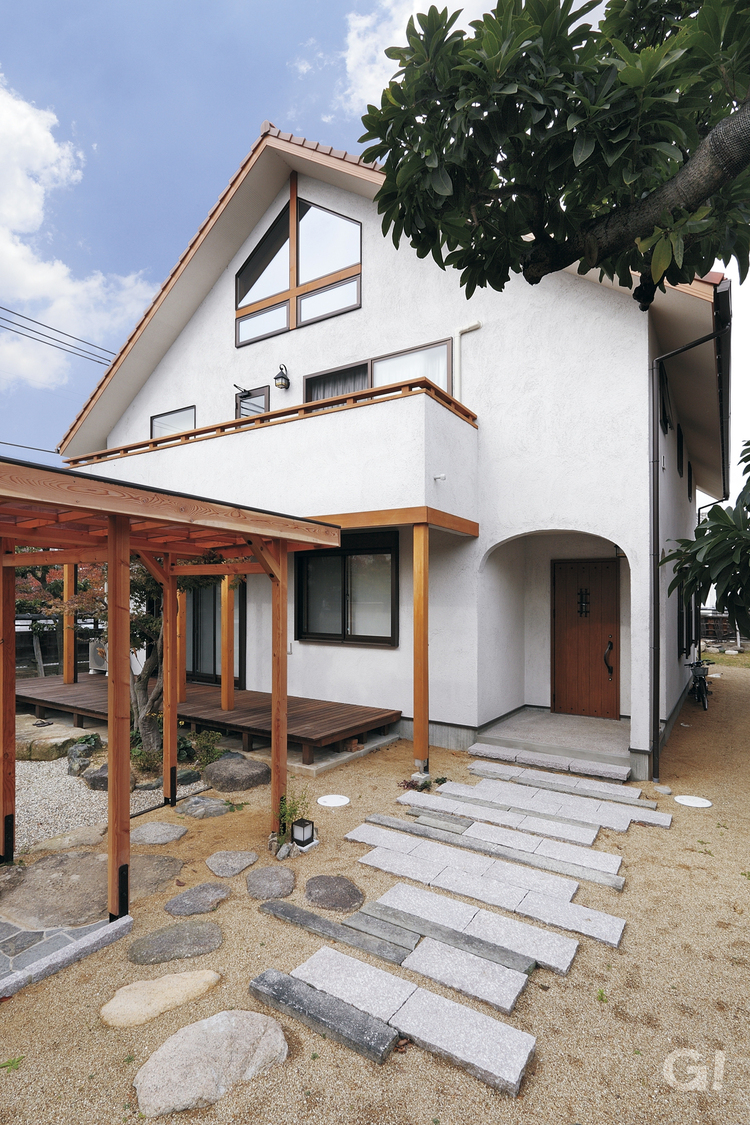 薪ストーブや桧貼りのバスルームで癒される和モダンな住まい