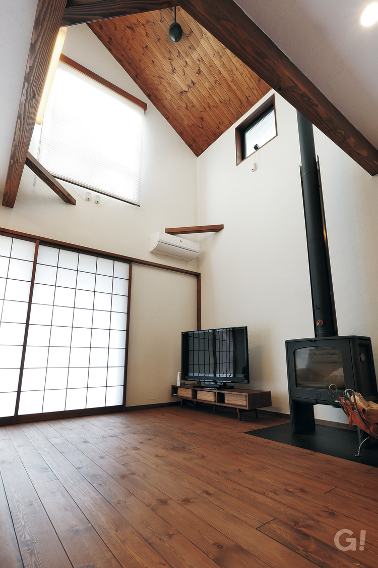 薪ストーブや桧貼りのバスルームで癒される和モダンな住まい