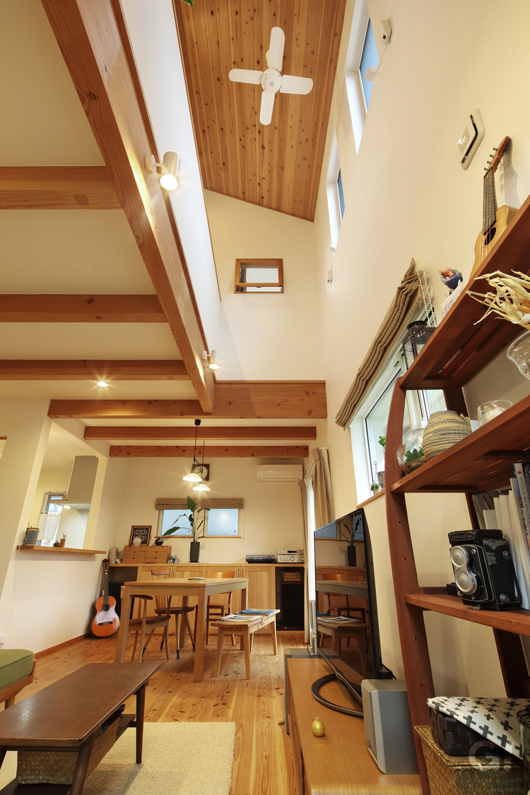 大きな吹き抜けから光が注ぐひだまりのある家