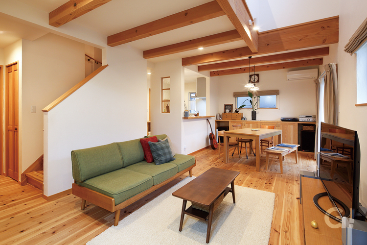 大きな吹き抜けから光が注ぐひだまりのある家の写真