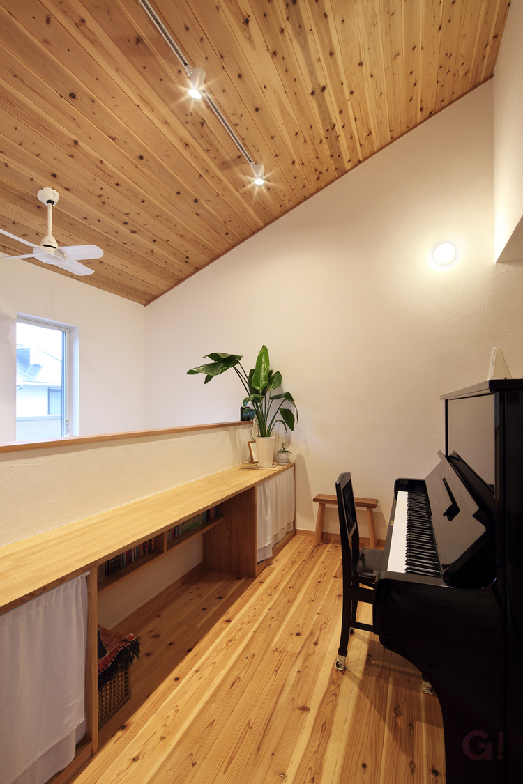 大きな吹き抜けから光が注ぐひだまりのある家の写真