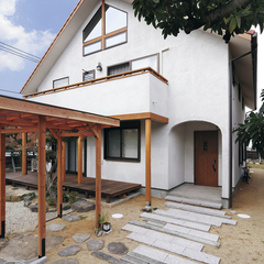 薪ストーブや桧貼りのバスルームで癒される和モダンな住まい