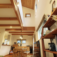 大きな吹き抜けから光が注ぐひだまりのある家