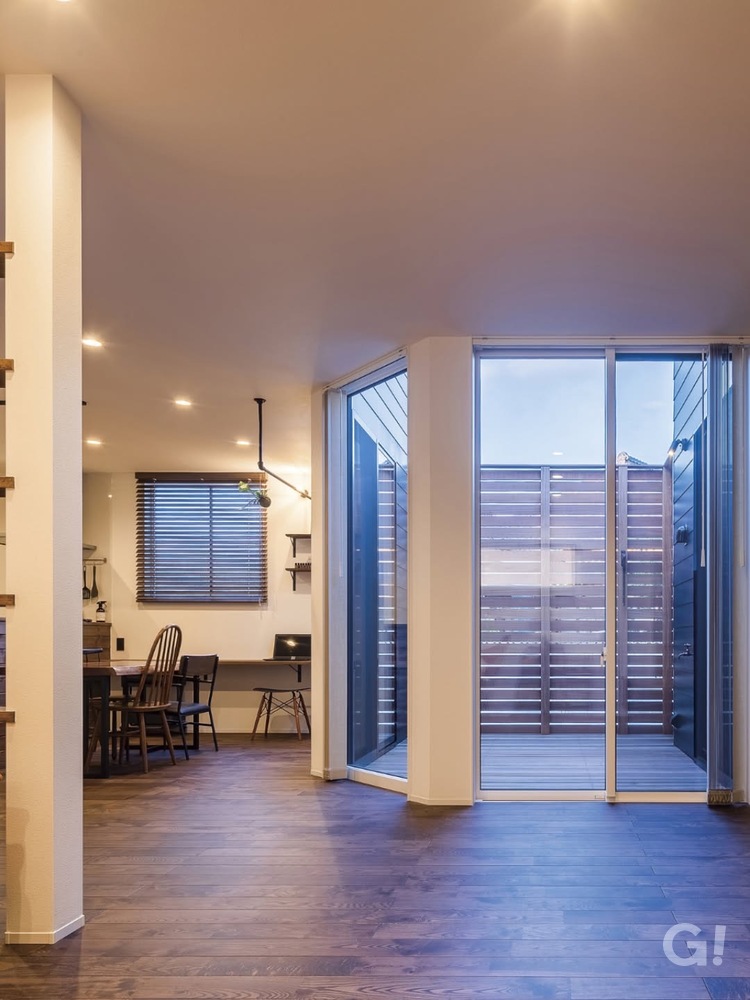 テラスとつながるリビング