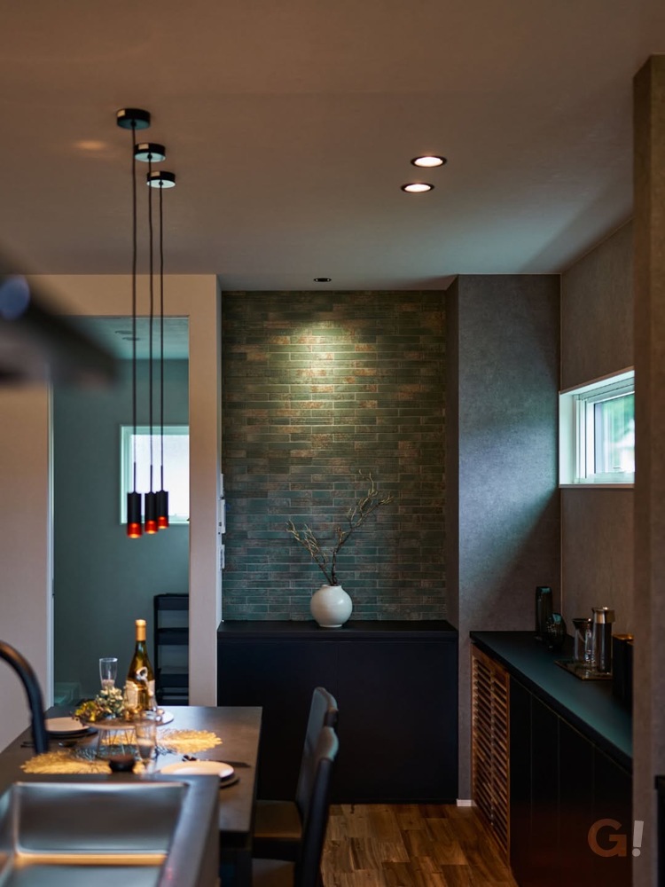 灯りが映えるダイニング