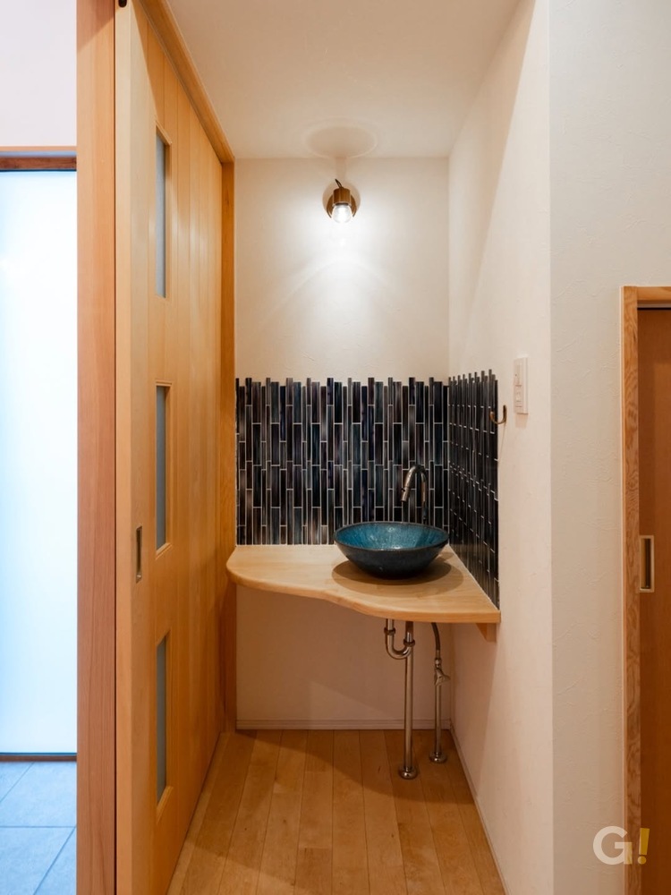 器とタイルが彩る洗面