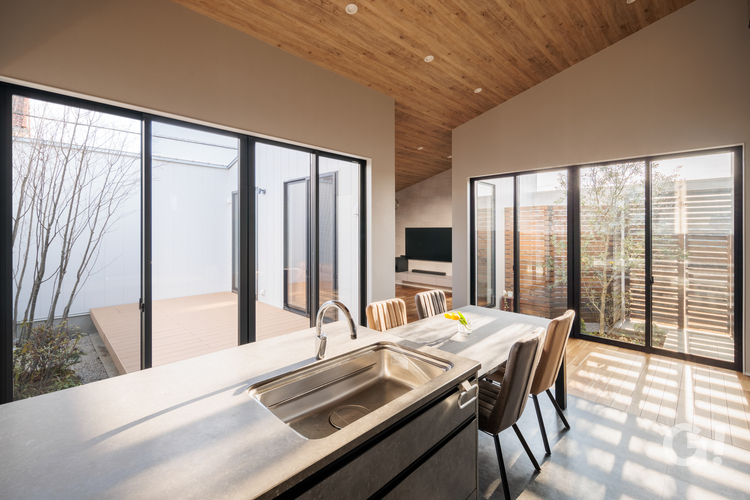 穏やかな光が差し込むリビングダイニング