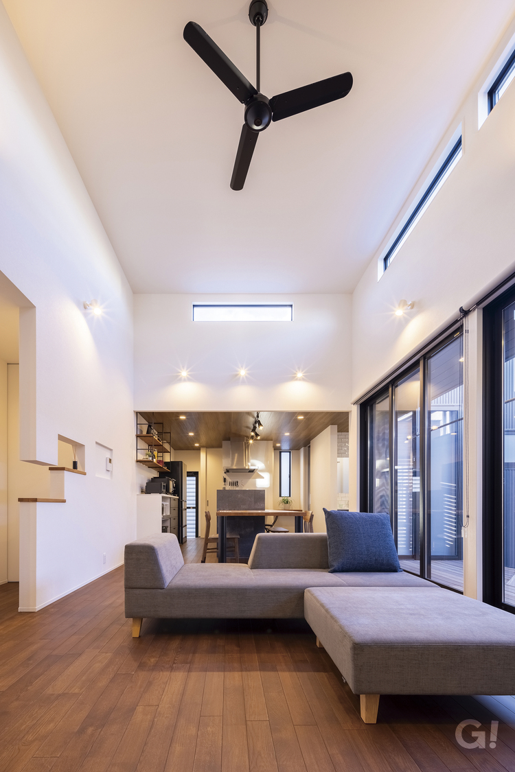 開放感のある天井の高いリビング