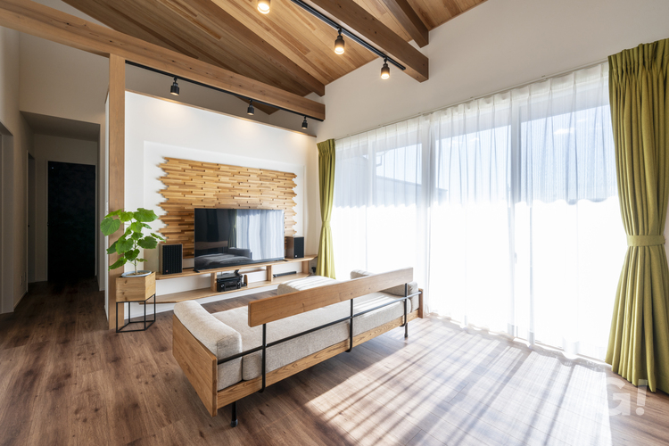 落ち着いた木目のリビング