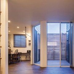 テラスとつながるリビング