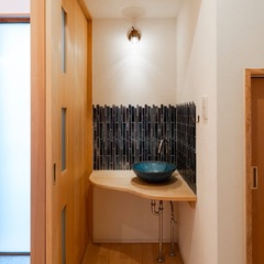 器とタイルが彩る洗面