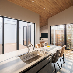 穏やかな光が差し込むリビングダイニング