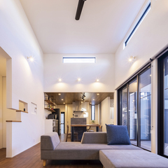 開放感のある天井の高いリビング