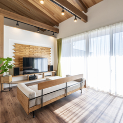 落ち着いた木目のリビング
