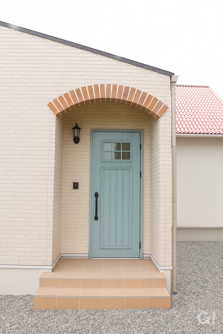 やさしい彩りで迎える、アーチ玄関