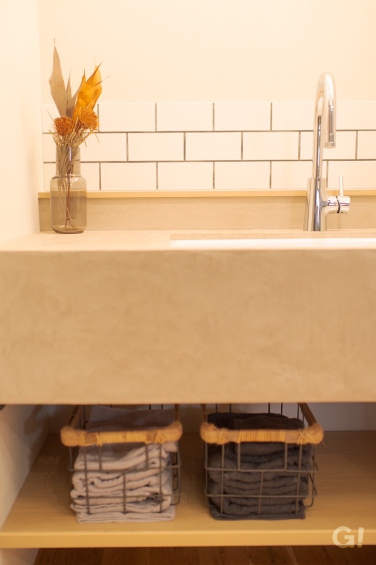 モールテックスとタイルが調和する洗面