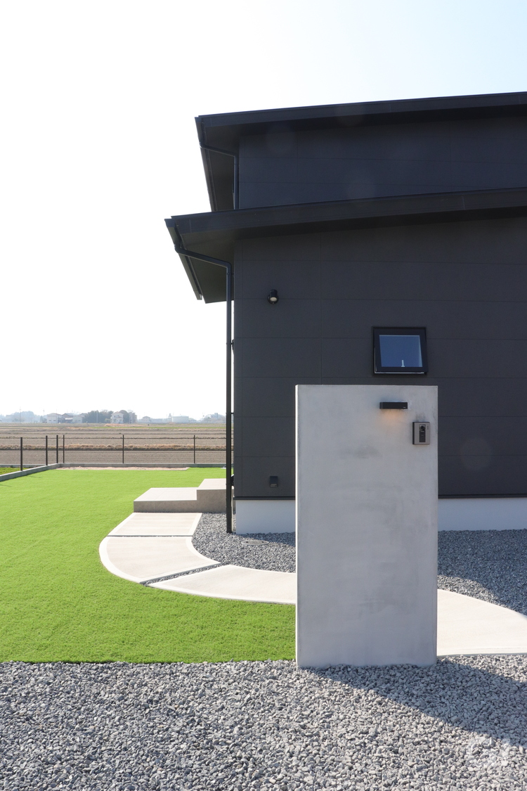 芝が映える、やわらかな印象のアーチデザイン