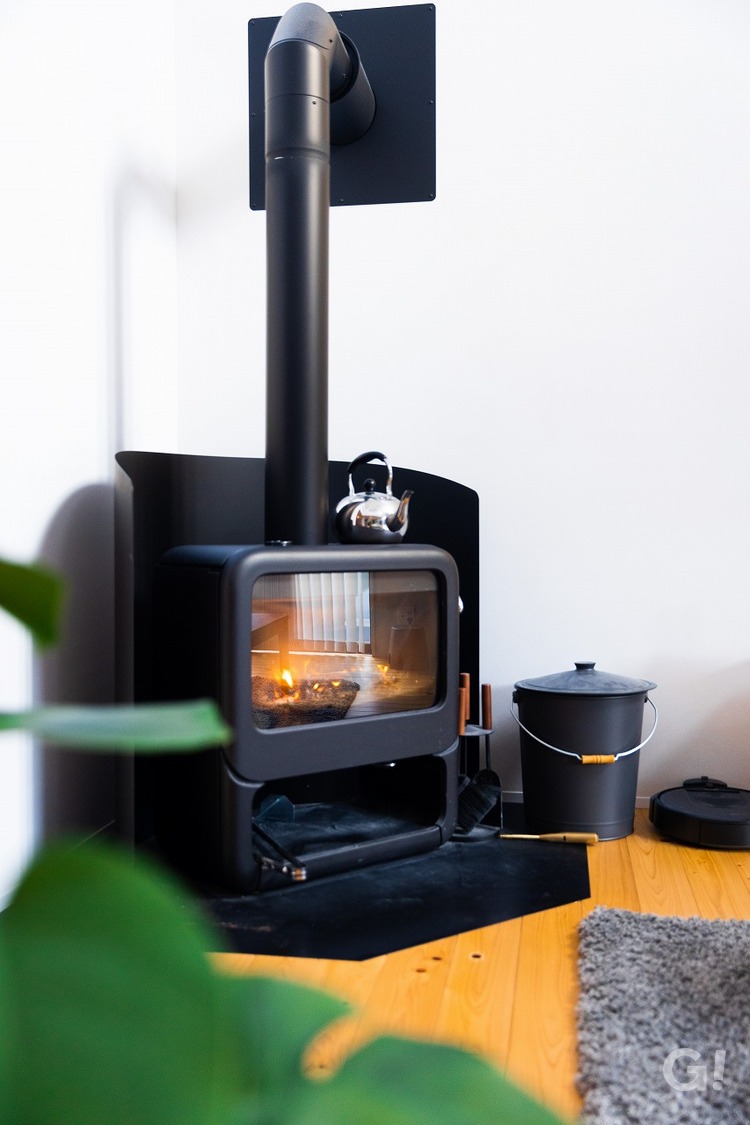 冬の毎日を支える薪ストーブ