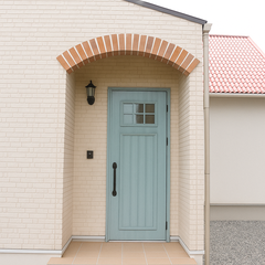 やさしい彩りで迎える、アーチ玄関