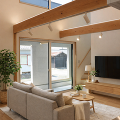 光溢れる勾配天井のリビング