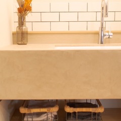 モールテックスとタイルが調和する洗面