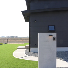 芝が映える、やわらかな印象のアーチデザイン