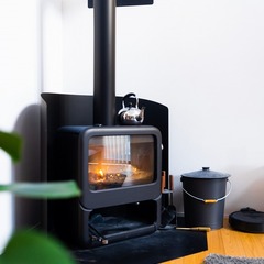 冬の毎日を支える薪ストーブ