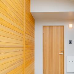 木の温もりで迎える玄関