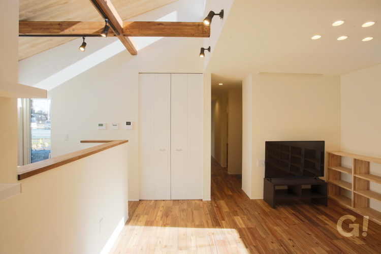 木の温もりに包まれ、高窓から降り注ぐ自然光。シンプルなデザインだからこそ、天井の梁が際立ち、空間に豊かな表情を与えています。